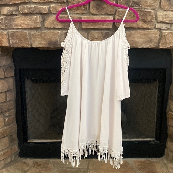 MWOT White lined, shark bite shift dress w/cold shoulder with lace. Size small - Picture 1 of 9